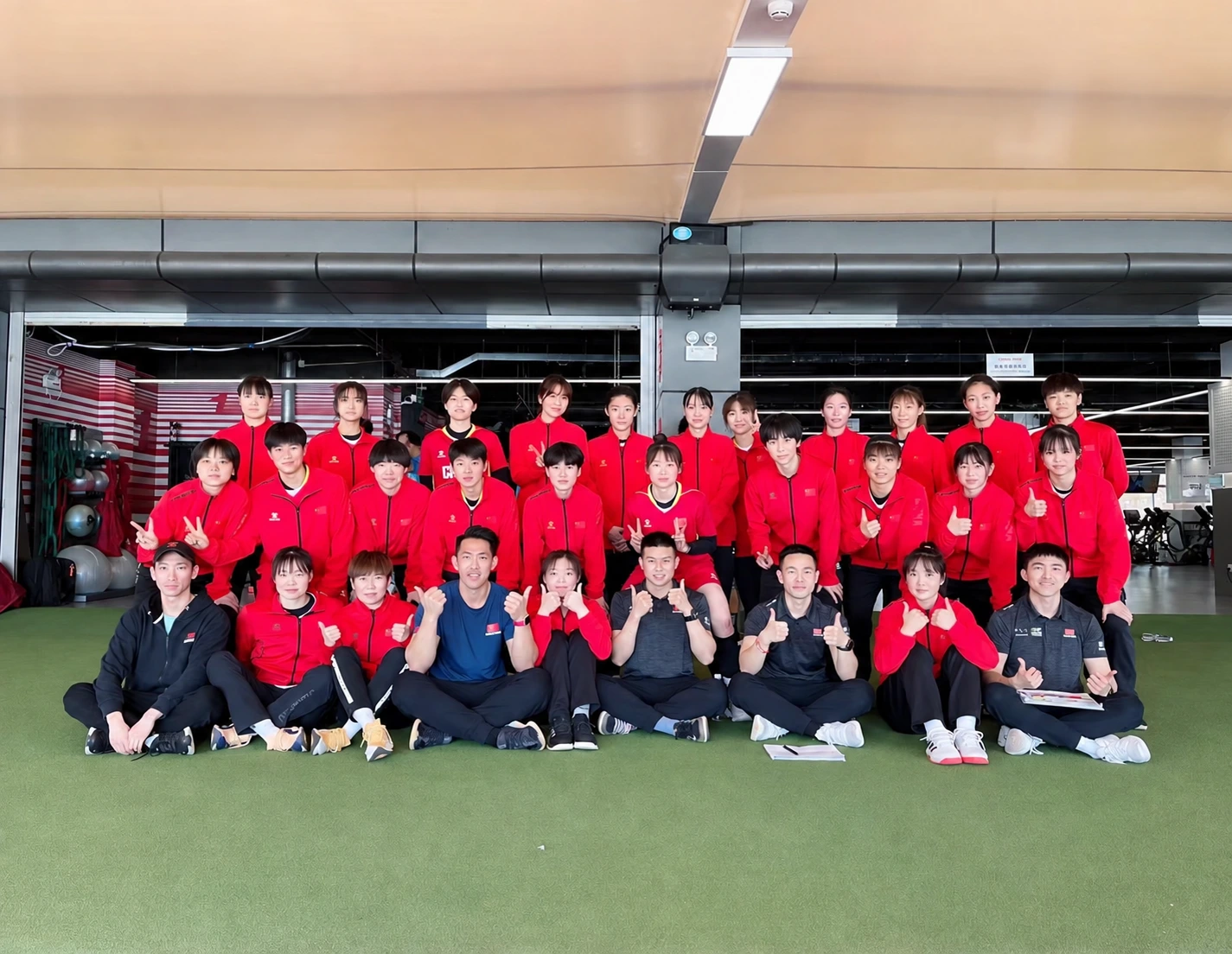 中国国家女子手球队 · 室内训练合影
